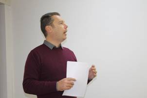 A person holding a piece of paper

Description automatically generated